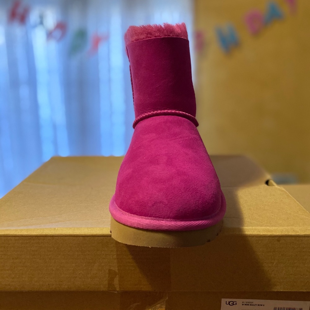 Ugg boot new with box sizes 5 never used  autentic